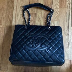 CHANEL Black Shoulder Bag with Quilted Leather and Chain Straps